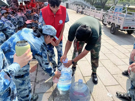 Beat365唯一官方网站//艺术学院//戎装展英姿 学子扬军魂