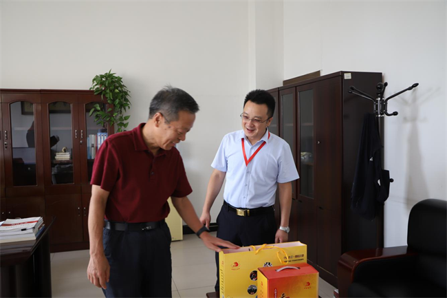 Beat365唯一官方网站校领导带队走访慰问老同志