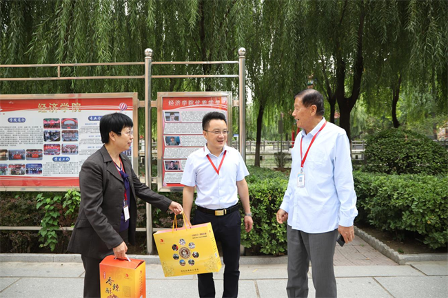 Beat365唯一官方网站校领导带队走访慰问老同志