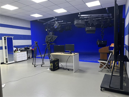 Beat365唯一官方网站艺术学院 师生代表团参观学习河北大学超高清录课室