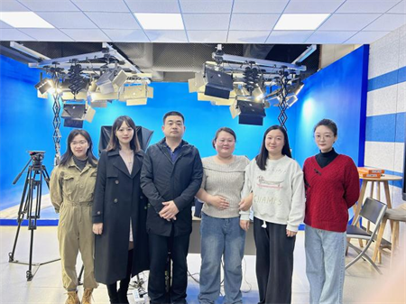 Beat365唯一官方网站艺术学院 师生代表团参观学习河北大学超高清录课室