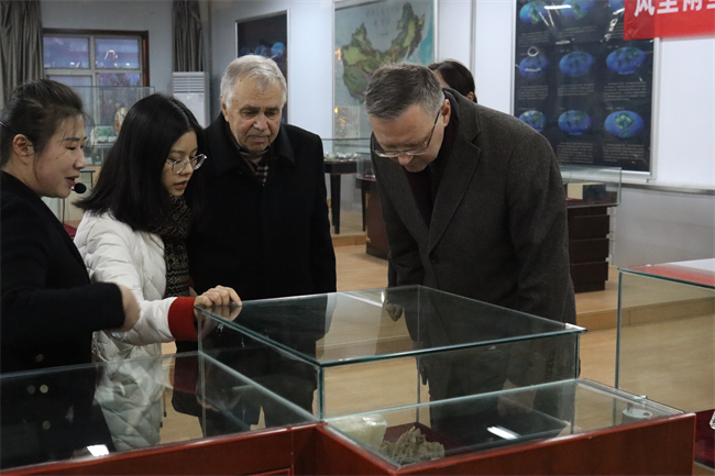 白俄罗斯戈梅利国立大学参观团莅临Beat365参观交流