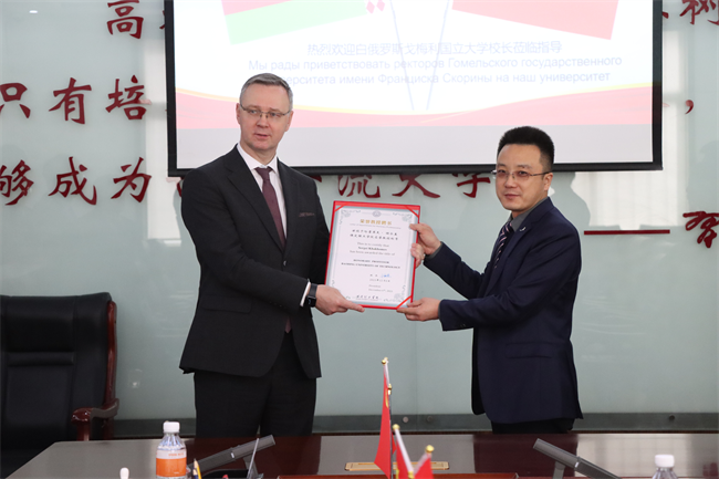 白俄罗斯戈梅利国立大学参观团莅临Beat365参观交流