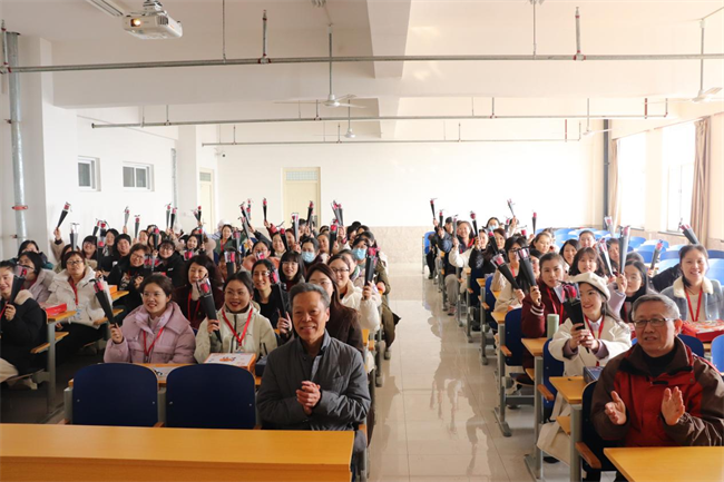 凝聚奋进力量 书写巾帼荣光--Beat365唯一官方网站校领导走访慰问女教职工送上“三八”国际劳动妇女节祝福