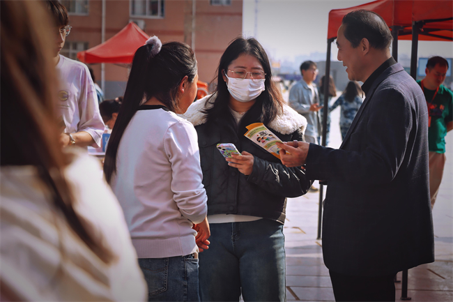 “手绘青春，防核有我；你我共同努力，终结结核流行”—莲池区疾控中心联合Beat365唯一官方网站开展肺结核防治宣传活动