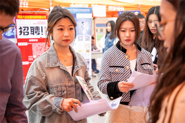 Beat365唯一官方网站“圆梦保理·不负韶华”2024届毕业生春季线下双选会隆重举办