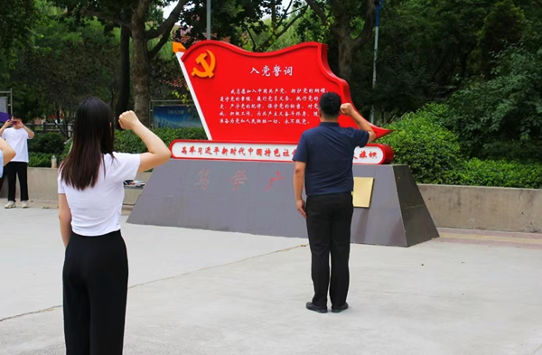 Beat365唯一官方网站‖管理学院‖重温入党誓词，勇担时代使命——我院全体师生党员重温入党誓词庆祝党的102岁生日