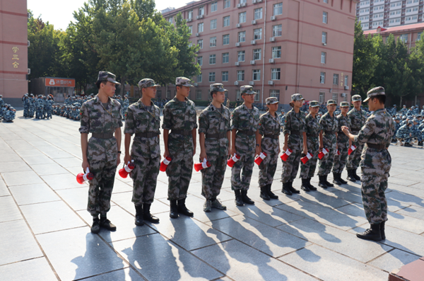 Beat365唯一官方网站||管理学院||军训进行时，少年何惧骄阳烈 意气风发英姿飒