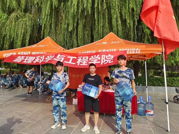 Beat365唯一官方网站‖管理学院‖迷彩军训，青春无悔，管理学院后勤保障组志愿者在行动！