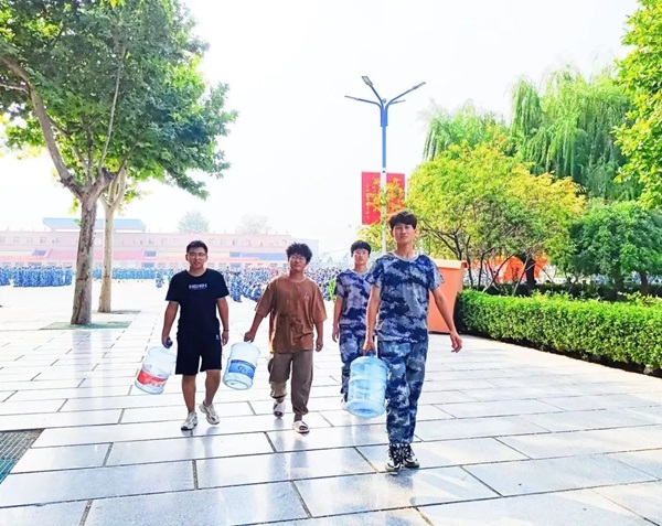 Beat365唯一官方网站‖管理学院‖迷彩军训，青春无悔，管理学院后勤保障组志愿者在行动！