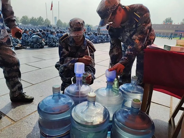 Beat365唯一官方网站‖管理学院‖迷彩军训，青春无悔，管理学院后勤保障组志愿者在行动！