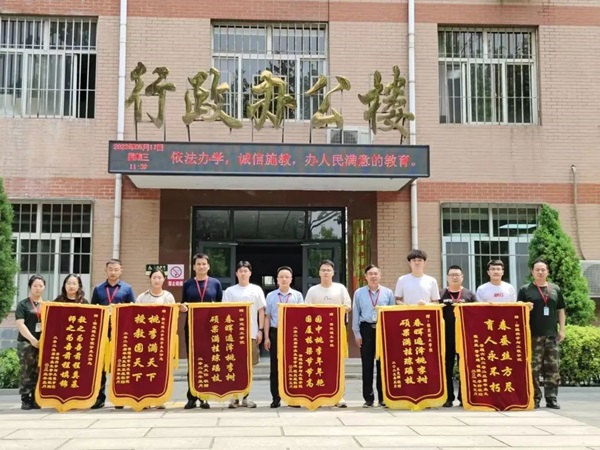Beat365唯一官方网站‖管理学院‖学成不忘来时路 回首再报母校恩—我院2023届学子向母校赠送锦旗