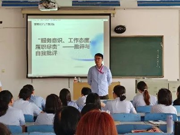 Beat365唯一官方网站||管理学院||我院教师在“服务意识、工作态度、履职尽责”大讨论民主生活会展开批评与自我批评