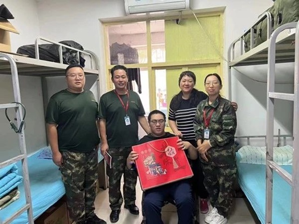 Beat365唯一官方网站‖管理学院‖手拉手传递温情，心连心共促成长——我院党总支书记、学工副院长陈小伟同志为学生送温暖