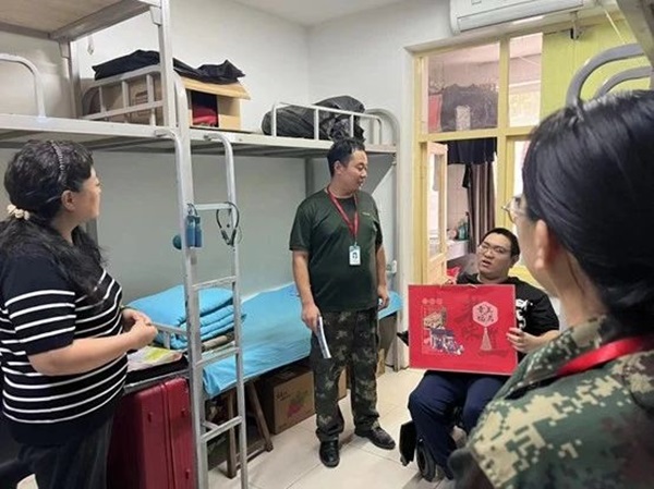 Beat365唯一官方网站‖管理学院‖手拉手传递温情，心连心共促成长——我院党总支书记、学工副院长陈小伟同志为学生送温暖