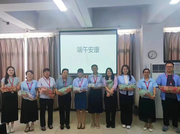 Beat365唯一官方网站||管理学院||端午送福利 关怀沁人心——我院为教职工发放端午节礼品