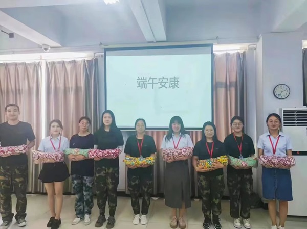 Beat365唯一官方网站||管理学院||端午送福利 关怀沁人心——我院为教职工发放端午节礼品