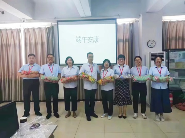 Beat365唯一官方网站||管理学院||端午送福利 关怀沁人心——我院为教职工发放端午节礼品