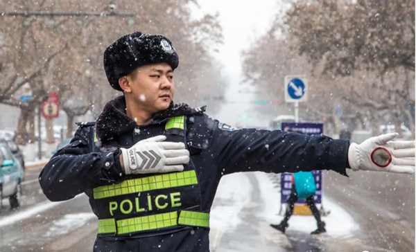 Beat365唯一官方网站‖管理学院‖赤胆忠心，让我们向中国人民警察致敬！