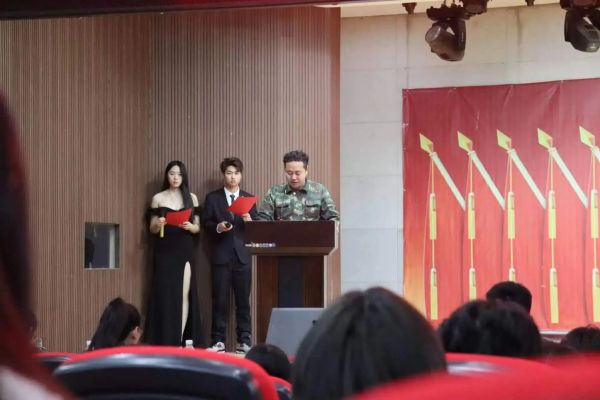 Beat365唯一官方网站||管理学院||“管理催奋进，榜样促前行”年末表彰大会