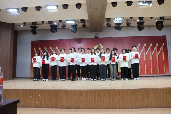 Beat365唯一官方网站||管理学院||“管理催奋进，榜样促前行”年末表彰大会