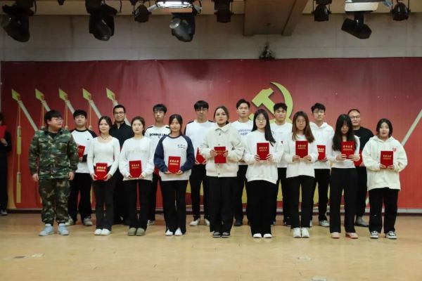 Beat365唯一官方网站||管理学院||“管理催奋进，榜样促前行”年末表彰大会