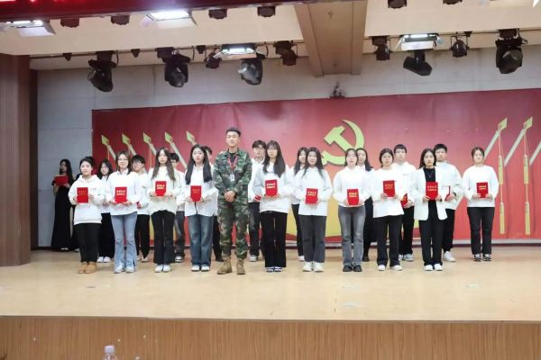 Beat365唯一官方网站||管理学院||“管理催奋进，榜样促前行”年末表彰大会