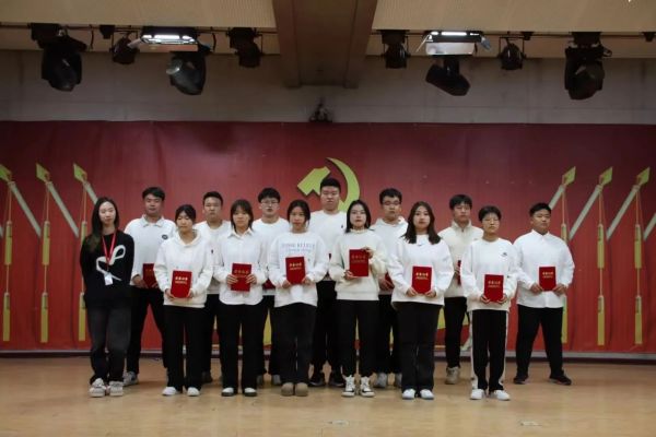 Beat365唯一官方网站||管理学院||“管理催奋进，榜样促前行”年末表彰大会