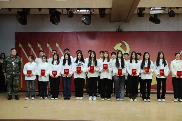 Beat365唯一官方网站||管理学院||“管理催奋进，榜样促前行”年末表彰大会