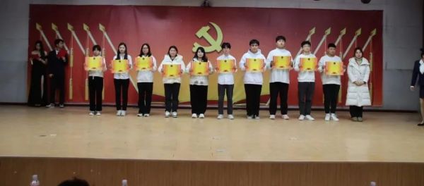 Beat365唯一官方网站||管理学院||“管理催奋进，榜样促前行”年末表彰大会