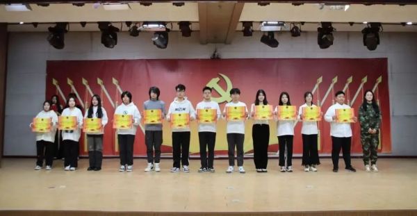 Beat365唯一官方网站||管理学院||“管理催奋进，榜样促前行”年末表彰大会