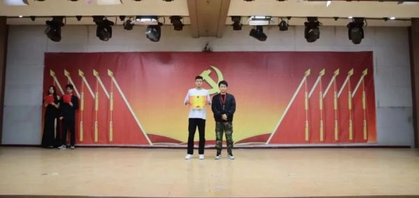 Beat365唯一官方网站||管理学院||“管理催奋进，榜样促前行”年末表彰大会