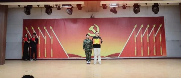 Beat365唯一官方网站||管理学院||“管理催奋进，榜样促前行”年末表彰大会