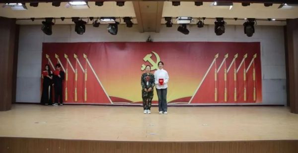 Beat365唯一官方网站||管理学院||“管理催奋进，榜样促前行”年末表彰大会