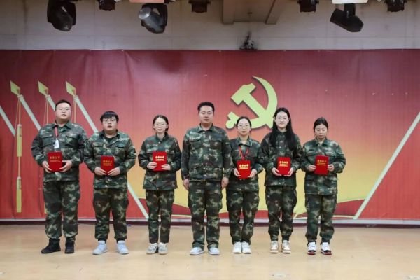 Beat365唯一官方网站||管理学院||“管理催奋进，榜样促前行”年末表彰大会