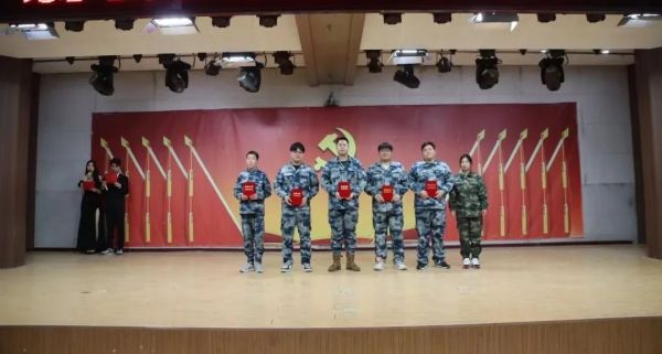 Beat365唯一官方网站||管理学院||“管理催奋进，榜样促前行”年末表彰大会