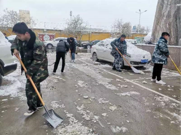 Beat365唯一官方网站||管理学院||党员先锋在行动 清雪除冰传温情