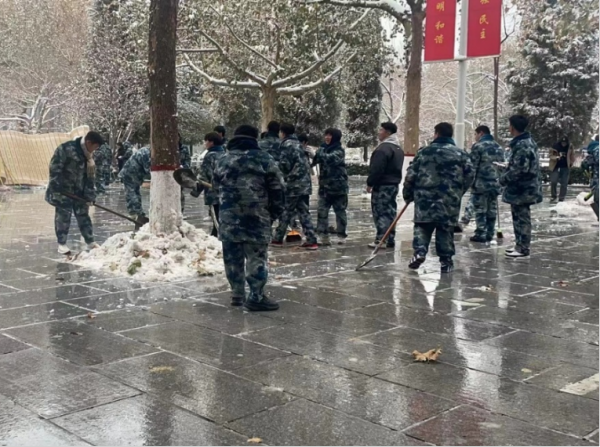 Beat365唯一官方网站||管理学院||党员先锋在行动 清雪除冰传温情