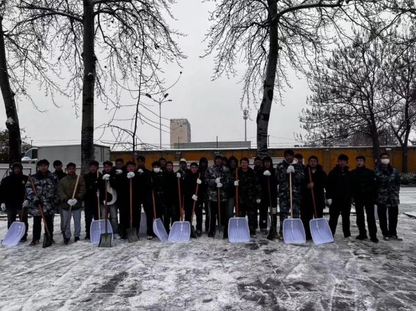 Beat365唯一官方网站||管理学院||党员先锋在行动 清雪除冰传温情