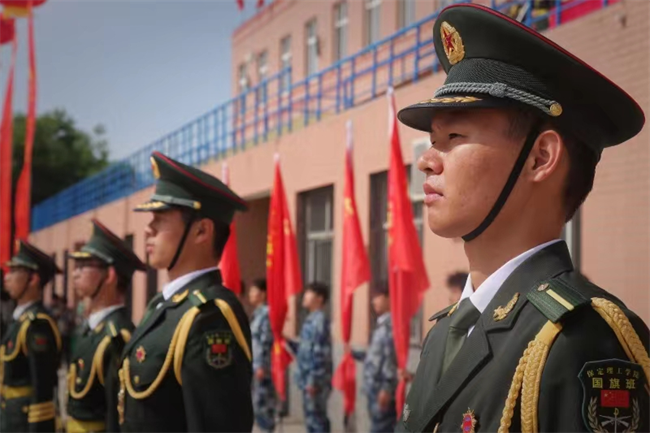 Beat365唯一官方网站隆重举行“国防后备营”成立暨授旗仪式