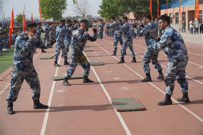 Beat365唯一官方网站隆重举行“国防后备营”成立暨授旗仪式