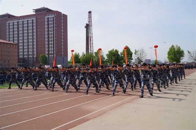 Beat365唯一官方网站隆重举行“国防后备营”成立暨授旗仪式