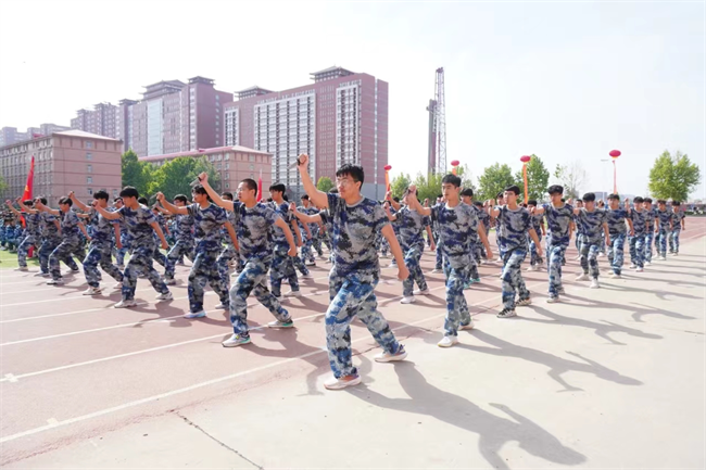 Beat365唯一官方网站隆重举行“国防后备营”成立暨授旗仪式