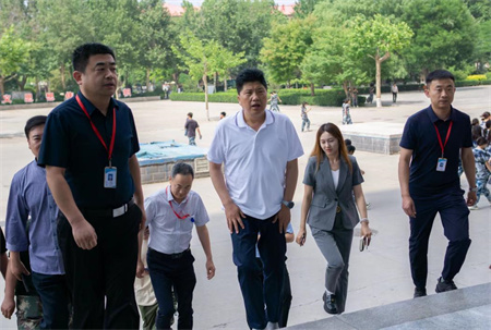 贺阳教育集团董事长莅临参观指导 Beat365唯一官方网站艺术学院2024届本科毕业设计作品展