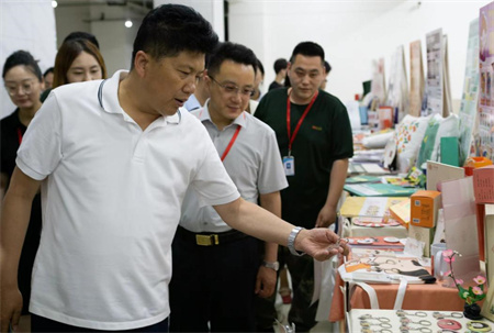 贺阳教育集团董事长莅临参观指导 Beat365唯一官方网站艺术学院2024届本科毕业设计作品展