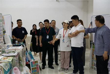 贺阳教育集团董事长莅临参观指导 Beat365唯一官方网站艺术学院2024届本科毕业设计作品展