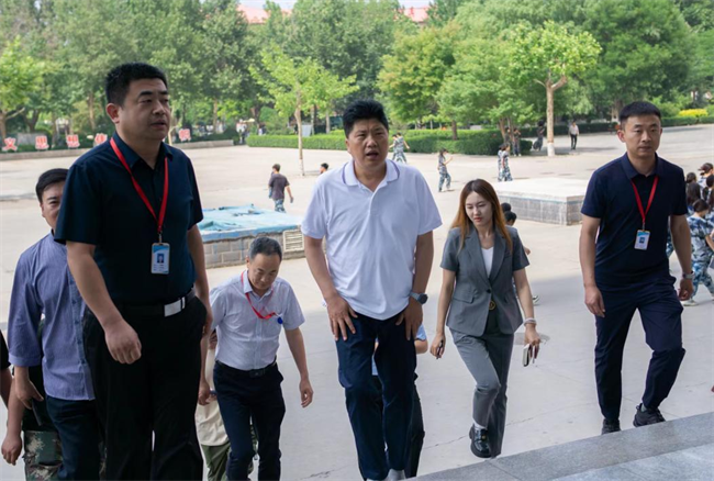 贺阳教育集团董事长莅临参观指导Beat365唯一官方网站艺术学院2024届本科毕业设计作品展