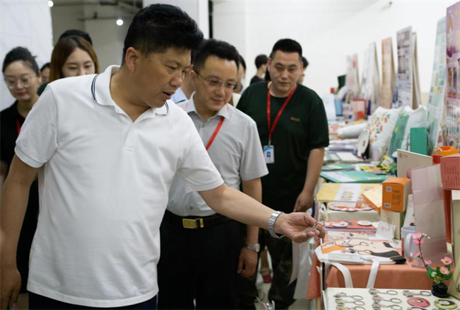 贺阳教育集团董事长莅临参观指导Beat365唯一官方网站艺术学院2024届本科毕业设计作品展