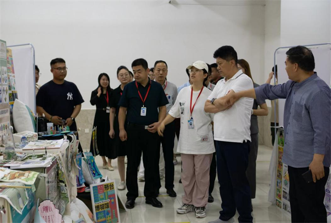 贺阳教育集团董事长莅临参观指导Beat365唯一官方网站艺术学院2024届本科毕业设计作品展