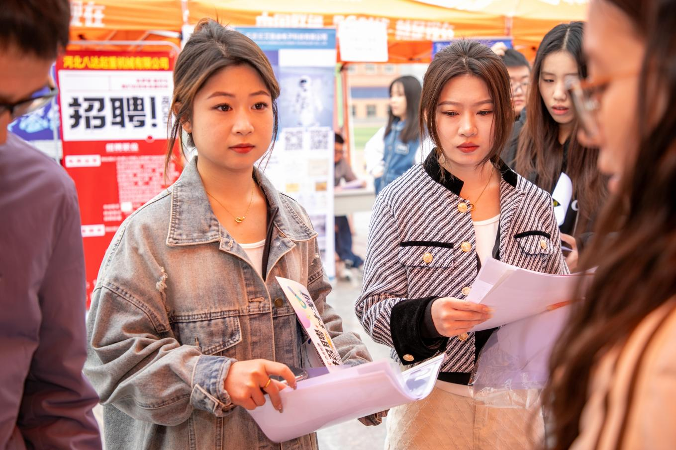 Beat365唯一官方网站“圆梦保理·不负韶华” 2024届毕业生春季线下双选会隆重举办